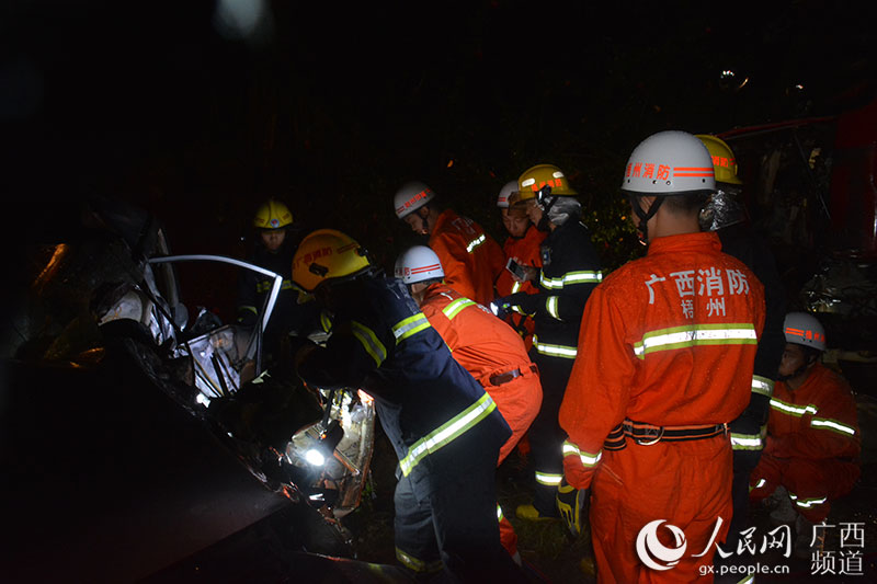台风“天鸽”过境 广西岑溪两车雨中相撞致2死3伤