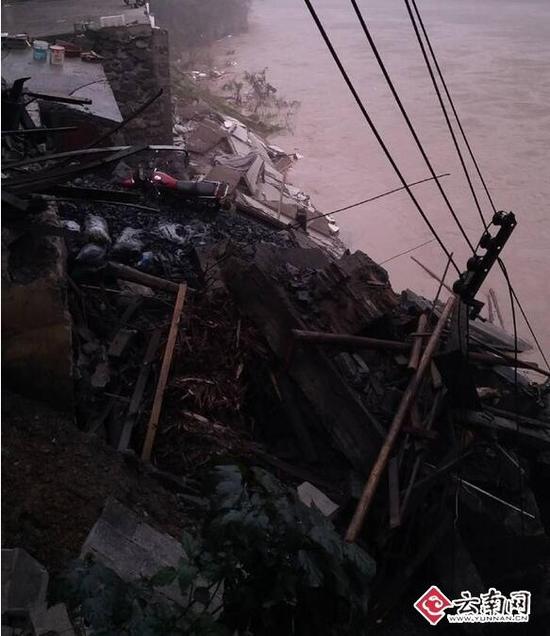 云南盐津民房倒塌6人失联 倒塌建筑有两层沉入水中