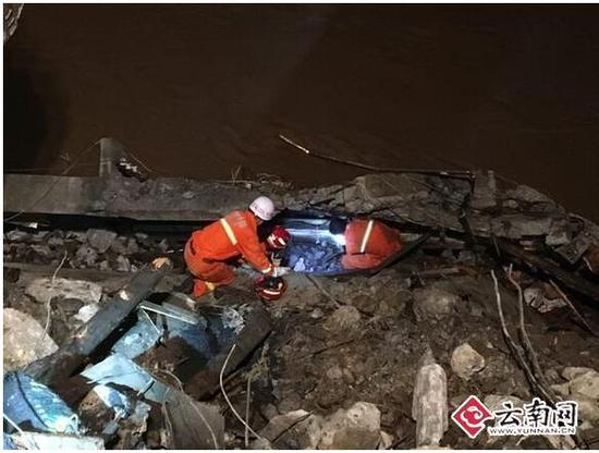 云南盐津民房倒塌6人失联 倒塌建筑有两层沉入水中