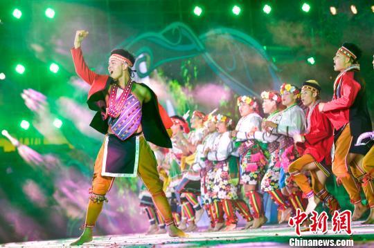 琼台少数民族在海南嬉水节大型民族歌舞晚会上