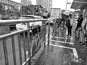 共享雨伞现北京街头：APP获取密码即可使用 一次5毛