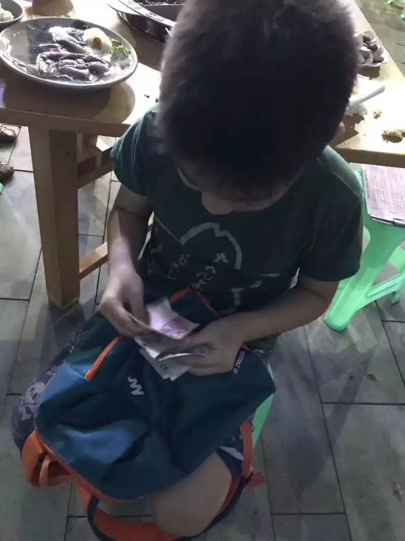 重庆8岁男孩揣压岁钱吃火锅 亲妈都惊了