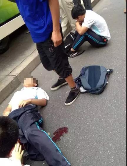 失控面包车冲上公交站台 2名高中生被撞飞