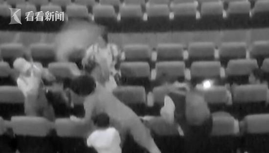 女子影院制止后座男童踢椅背 遭家长狂殴:就要踢你