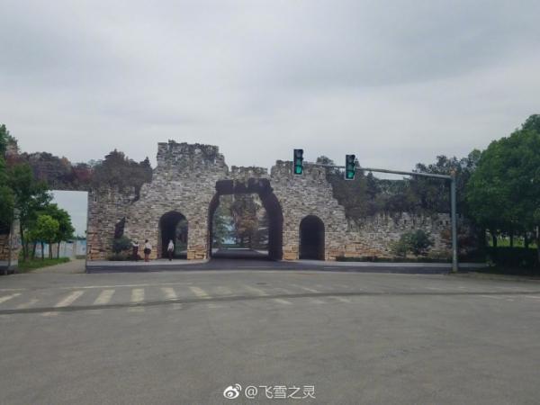 上海一断头路口现巨幅城门图 细节逼真看似可通过