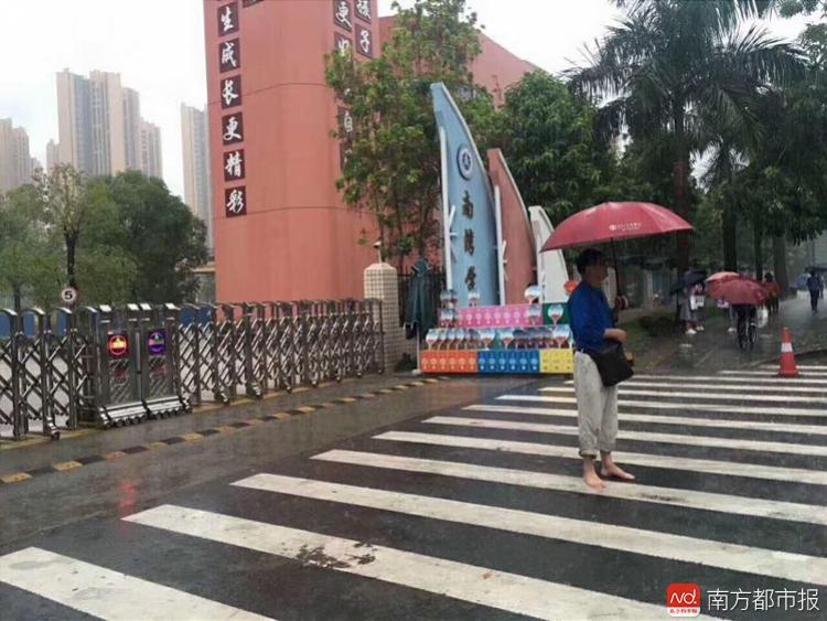 深圳暴雨红色预警 这名校长通知停课的照片火了
