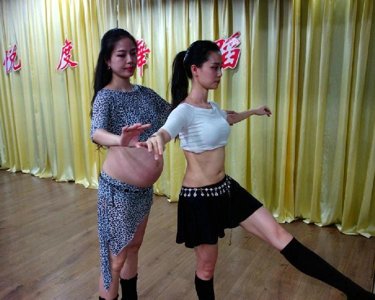 重庆一位准妈妈怀孕8个月跳肚皮舞:不跳会抑郁