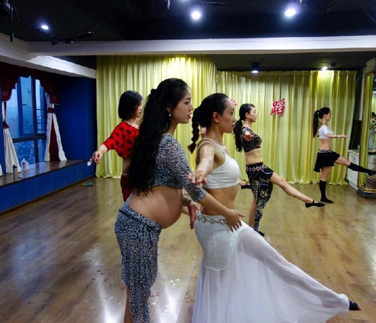 重庆一位准妈妈怀孕8个月跳肚皮舞:不跳会抑郁