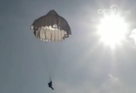 陆军特种兵800米低空跳伞:从离机到着陆仅百秒