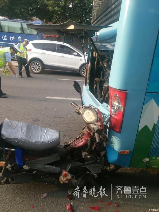 烟台:摩托车撞上公交车 摩托驾驶员伤势严重