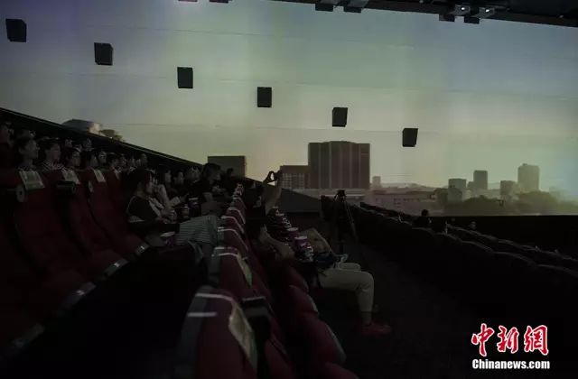 女子看电影劝他人别聊语音 被对方用脚踹脸揪头发