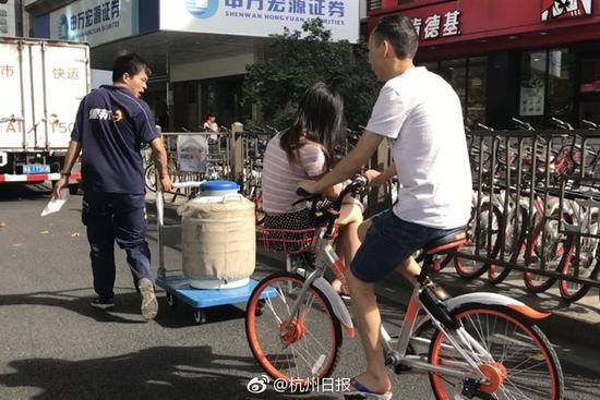 С���ﹲ��������Ů�ѷų������������֮����