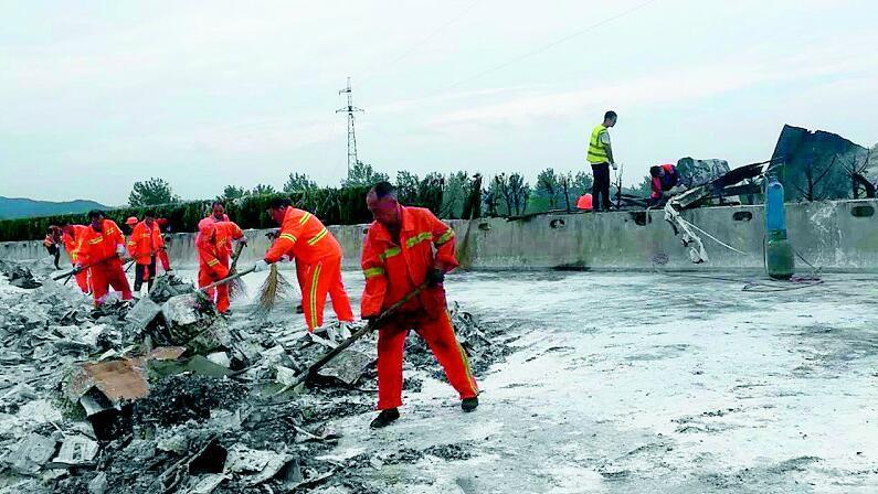 沪蓉高速麻城段一货车起火爆炸 部分化学品流入举水河
