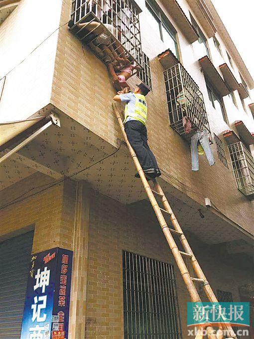 三岁女孩悬挂半空 民警奋力托举20分钟成功施救