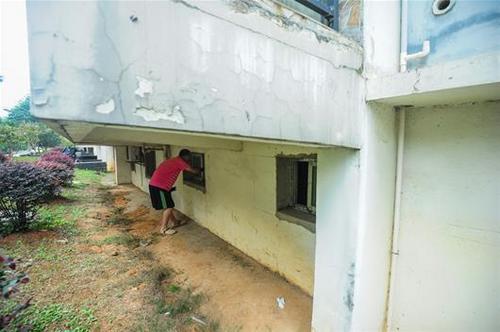 小区架空层被改成住房违法出售 楼上住户家出