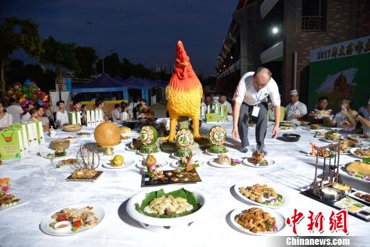 图为展示的数十道文昌鸡菜肴。 洪坚鹏 摄