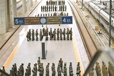 武警官兵乘高铁礼让乘客感动国人：我们是乘客 更是军人