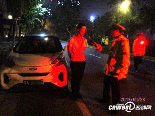 男子喝酒庆祝拿驾照后开车被查 扣12分驾照被