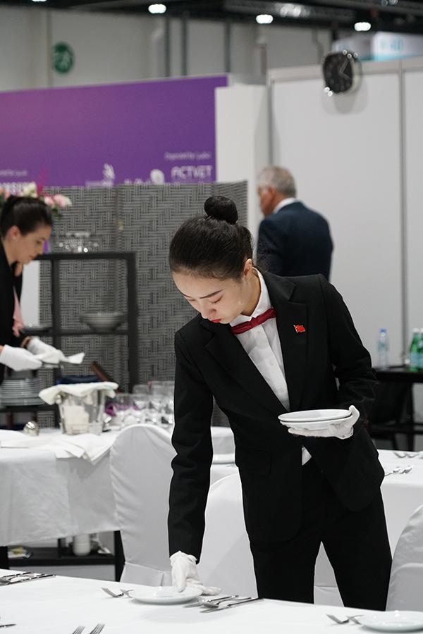 准空姐气质出众参加世界大赛:能闻出15国红