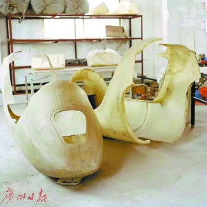 赵斌家院子里放着的飞机残骸