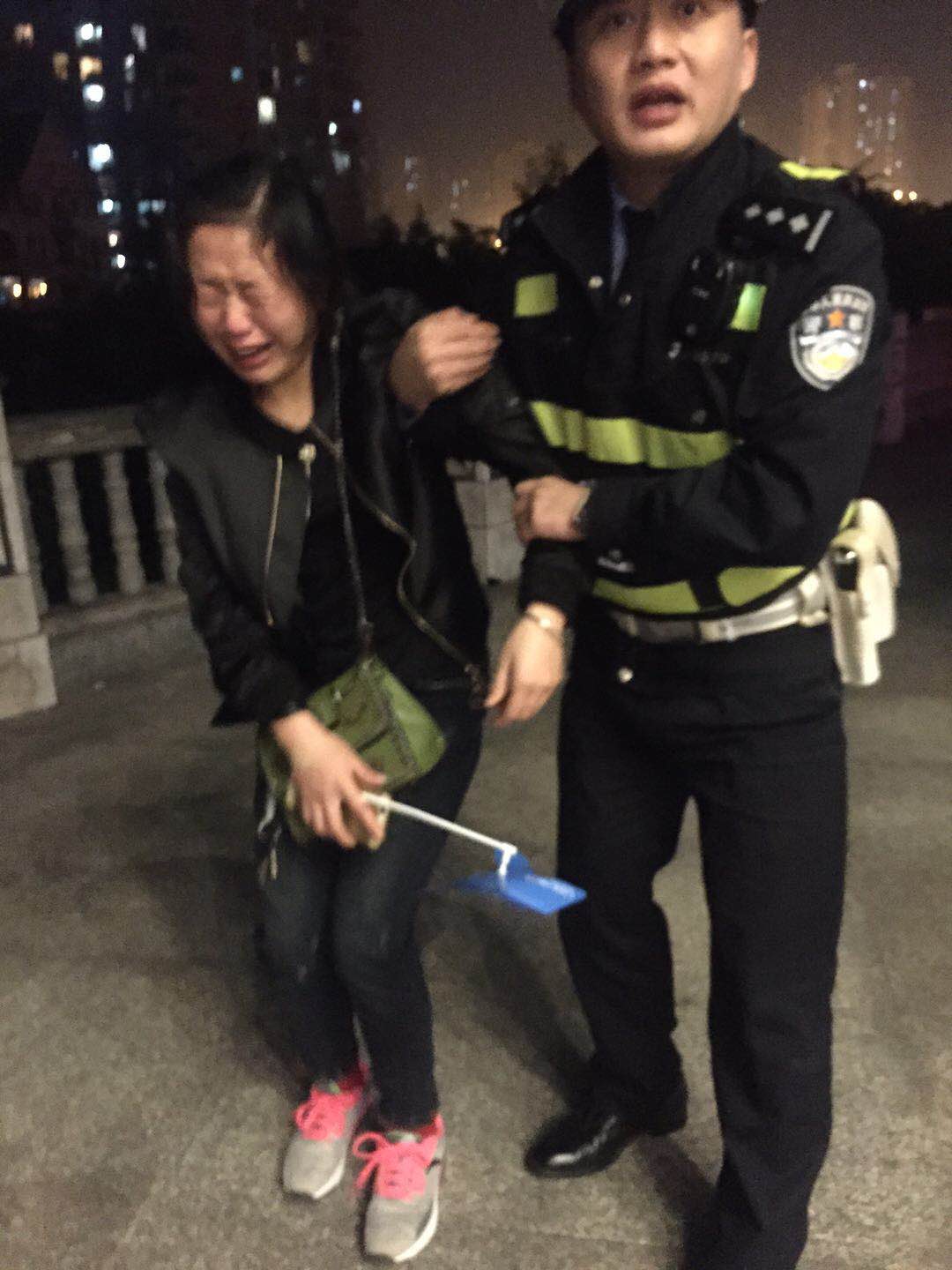 女子看广场舞太投入 弄丢女儿大哭找到女儿后