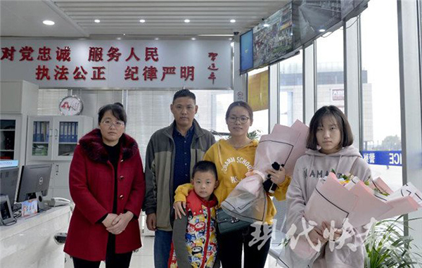 安徽两名大三女医学生 南京街头人工呼吸救醒