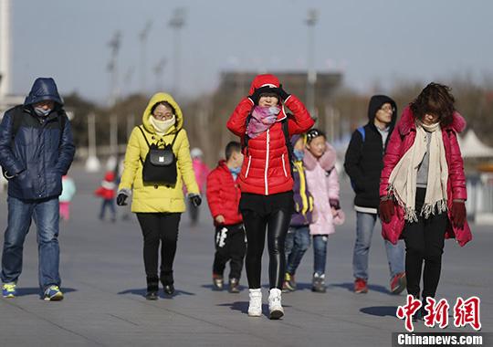 北京发布大风蓝色预警 22日白天阵风达7级左右