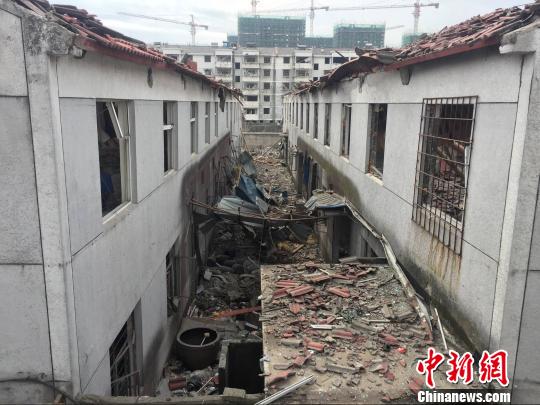 消防员回顾宁波爆炸:楼房被掀掉屋顶 满地玻璃