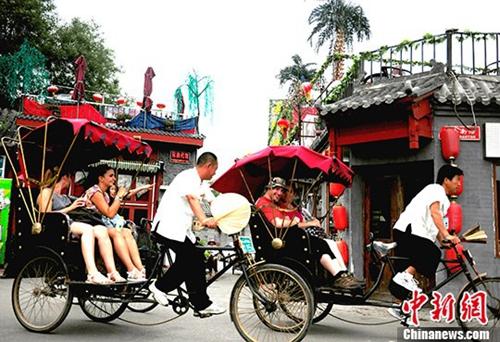 资料图:8月7日,中外游客游览感受老北京什刹海胡同文化。<a target='_blank' href='http://www.chinanews.com/' _fcksavedurl='http://www.chinanews.com/'></table>中新社</a>发 张勤 摄