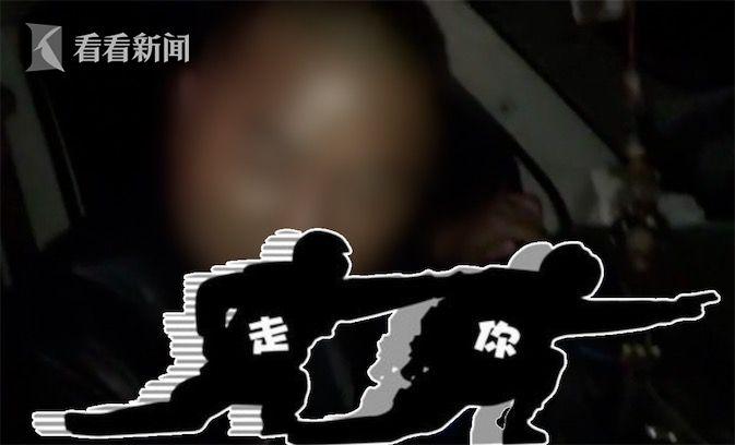 男子喝自制白酒醉倒车里 被交警叫醒后竟大喊“走你”_新闻频道_中国青年网