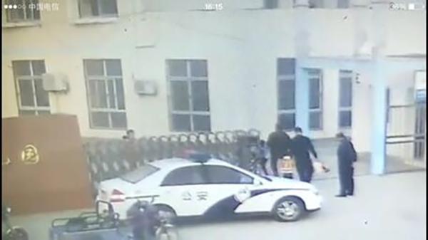 江苏兴化警车被指送小孩上学,警方:驾驶员干的