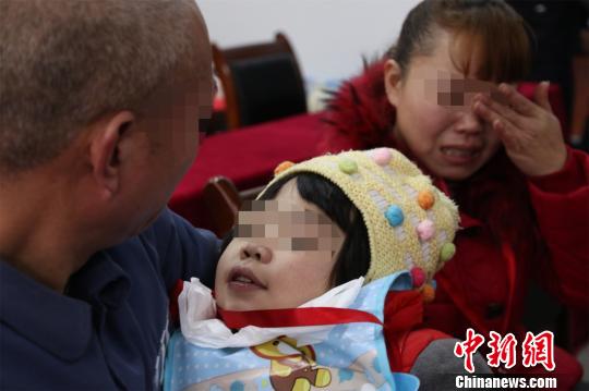 ͼΪ���ļ������׺�¶��Ц�ݡ�������ͼ