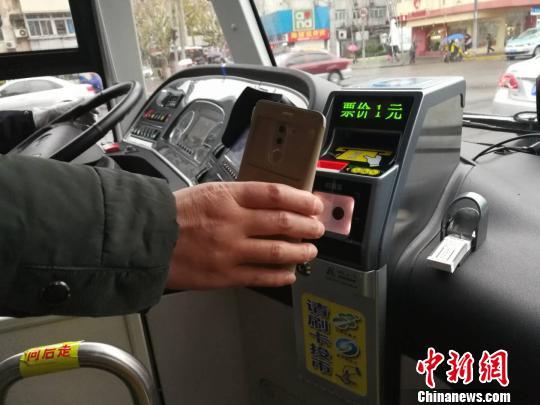 上海公交试点手机扫码乘车