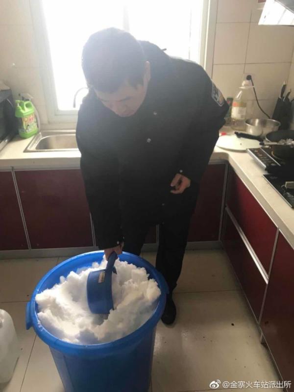 安徽金寨一火车站因暴雪停水5天,民警用积雪作