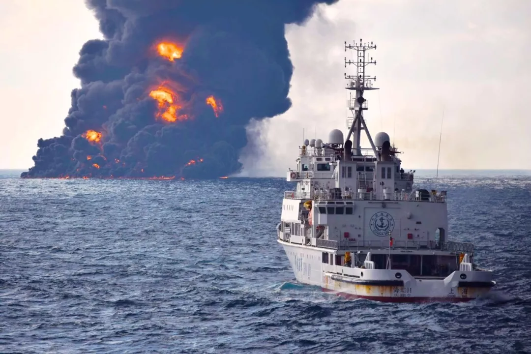 长江口撞船事故船桑吉轮发生爆燃 火焰近10