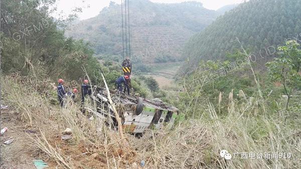 广昆高速百色段追尾翻车事故已致4死，大客车车头完全损毁