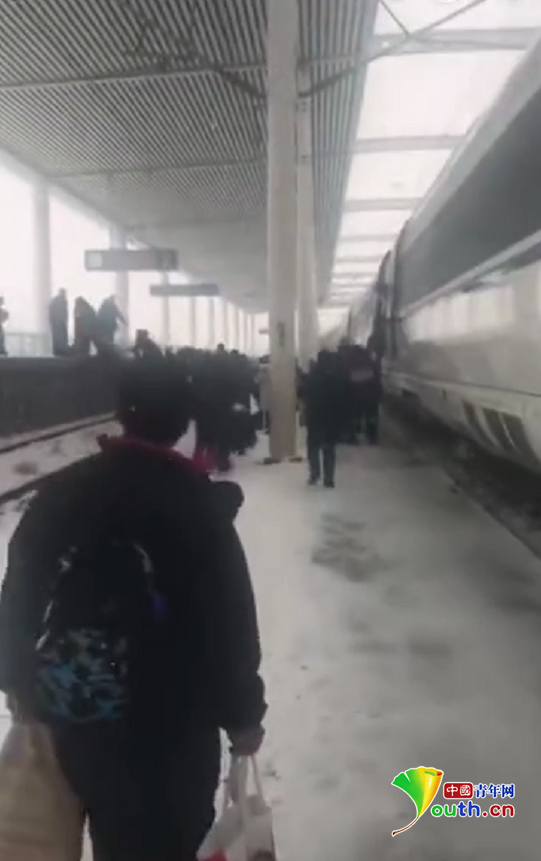 青岛至杭州G281次高铁起火 乘客大雪中疏散 多
