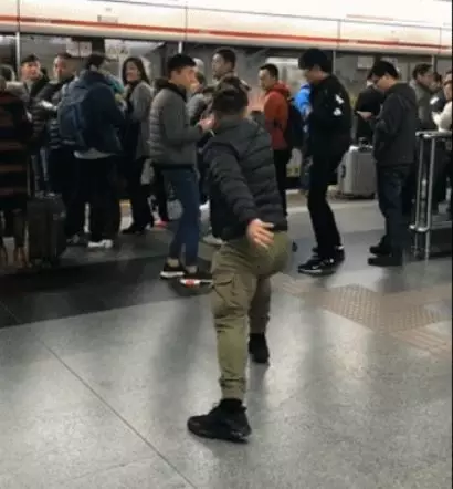 主播携粉丝在上海多个地铁站练习绝世神功被