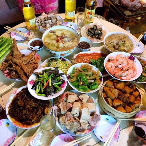 田梦家中的丰盛晚餐.受访者供图