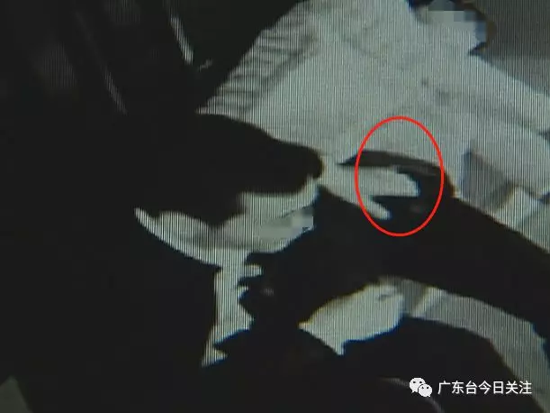 辣眼睛！醉酒男躺街边遭陌生男子解皮带摸下身