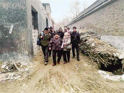 32年后,子女们接张玉梅回家