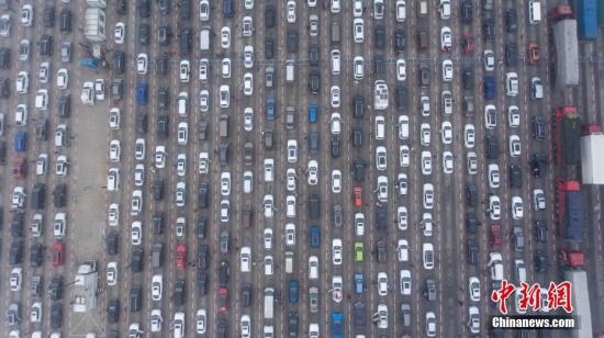 2��22�գ����ĺ������º�����ͷ��ǧ���Ŷӵȴ����������������������������ݺ�Ͽ�ܴ�������Ӱ���Ŵη⺽����ǡ�괺���Լ����γ������̸߷壬���º��ڸ��ۿڳ��ִ�����������������22��13ʱ��������Ӣ�ۡ��º��ۡ��ϸ۵ȴ�������������11281���� <a target='_blank' href='http://www.chinanews.com/' _fcksavedurl='http://www.chinanews.com/'>������</a>���� ���Ʒ� ��