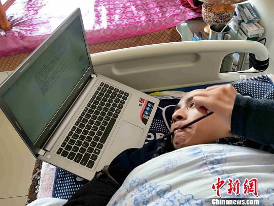 图为都海成用电脑读书。 李隽 摄 图为都海成用电脑读书。 李隽 摄