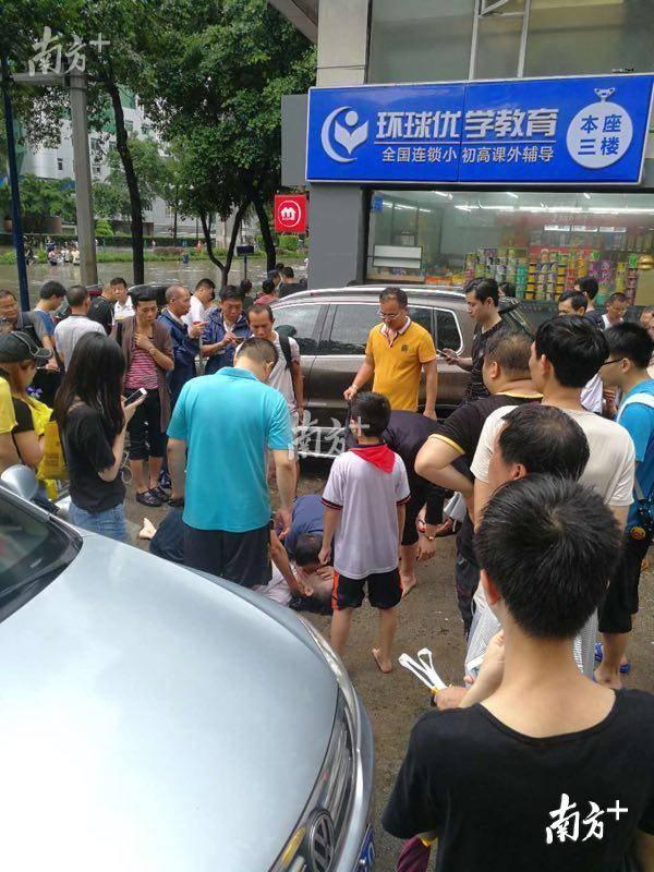 广东暴雨4人疑似被电击致死 市民:上街提心吊