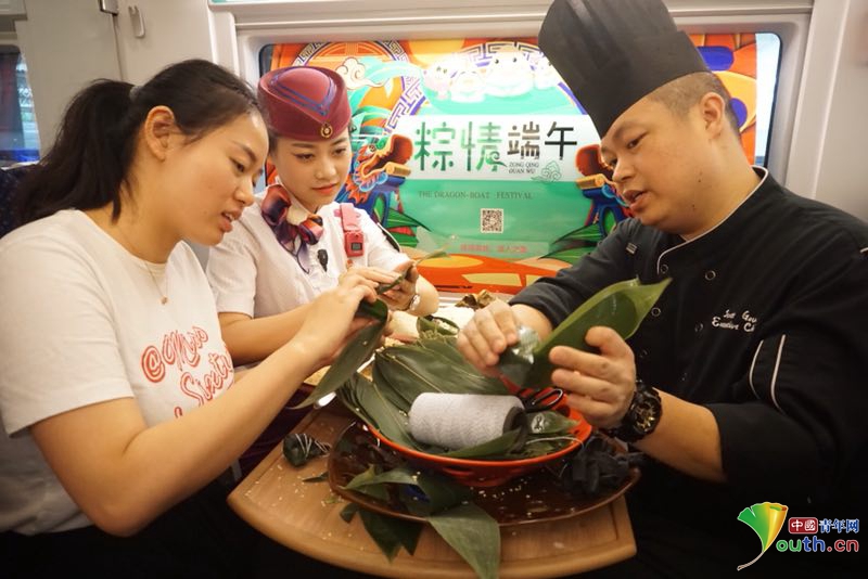 旅途中包粽子吃盐蛋 传统节日在高铁上落地生