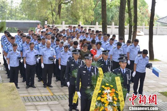 杀害四川凉山缉毒英雄贾巴伍各的罪犯被执行死