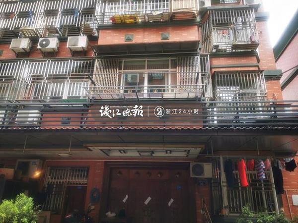 ����һ�����ڱ������ڼ����� Ů��������˫��̥