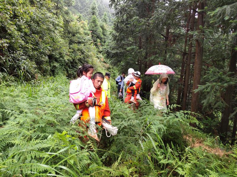 贵州凯里南花苗寨山体滑坡 500余名被困人员获救
