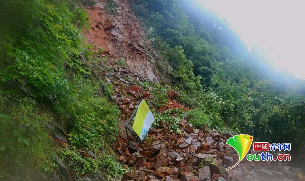 贵州南花苗寨突发山体滑坡500余旅客被困深山被消防成功解救