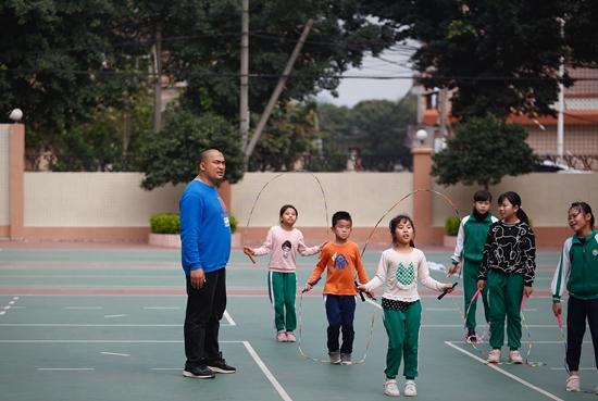 3月1日,广州,花都区七星小学,赖宣治在体育课上教学生跳绳.